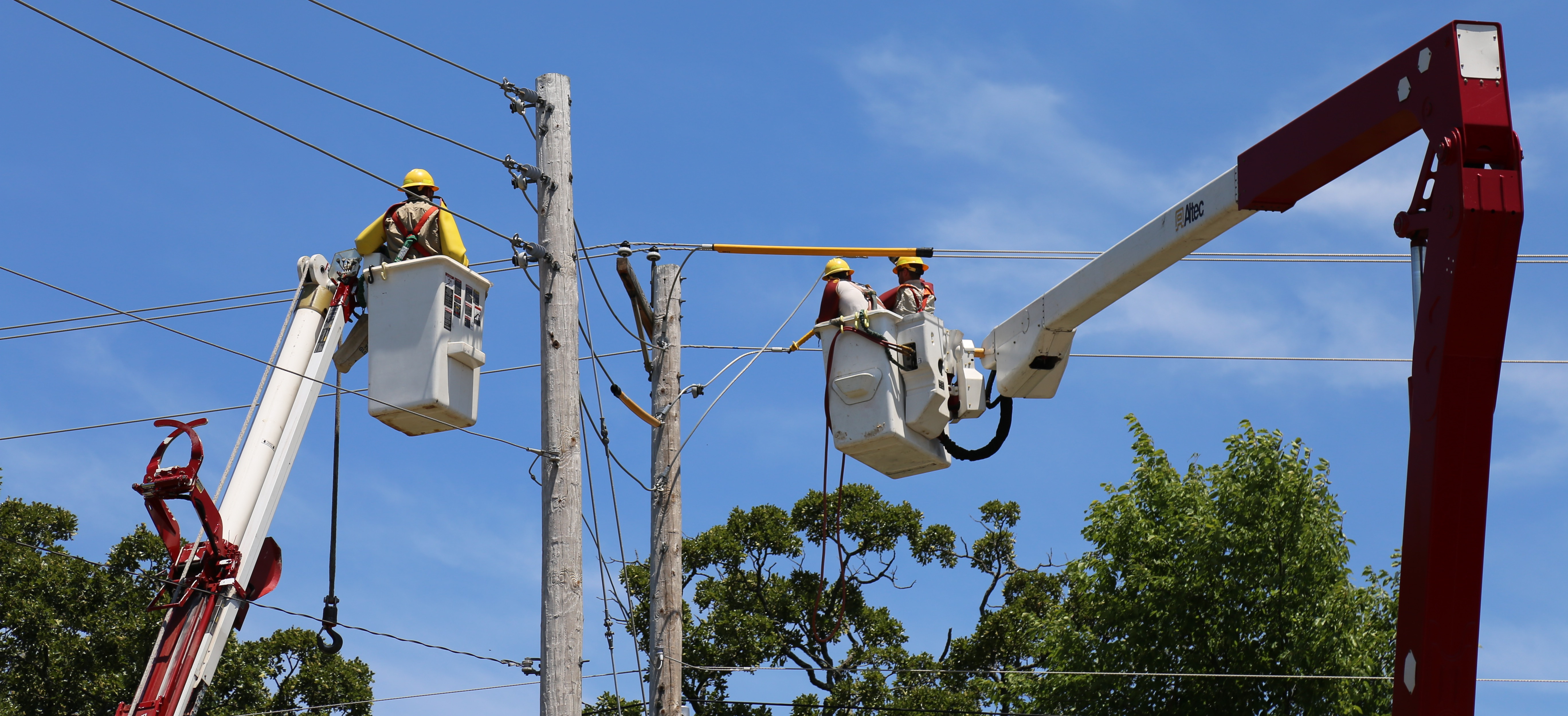 Rolla Municipal Utilities lineman making repairs